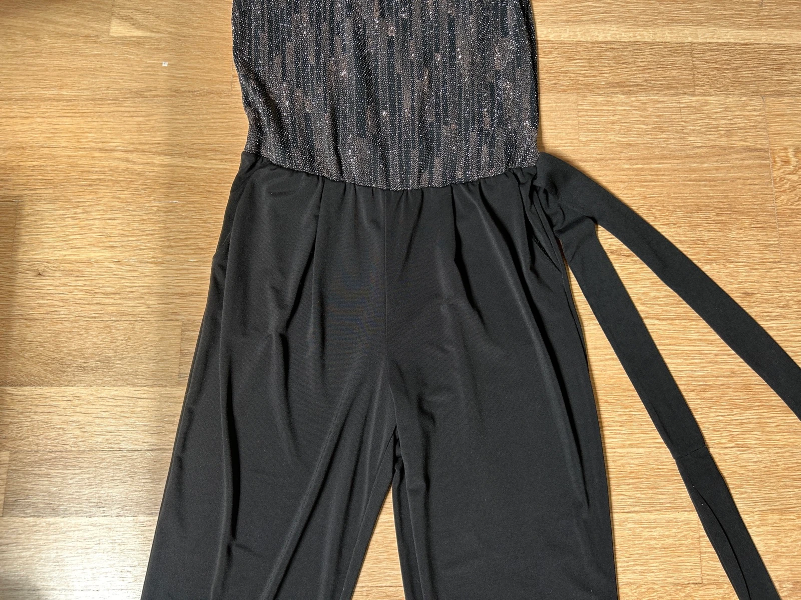 Jumpsuit preto festivo com decote em V e brilhos – photo 4
